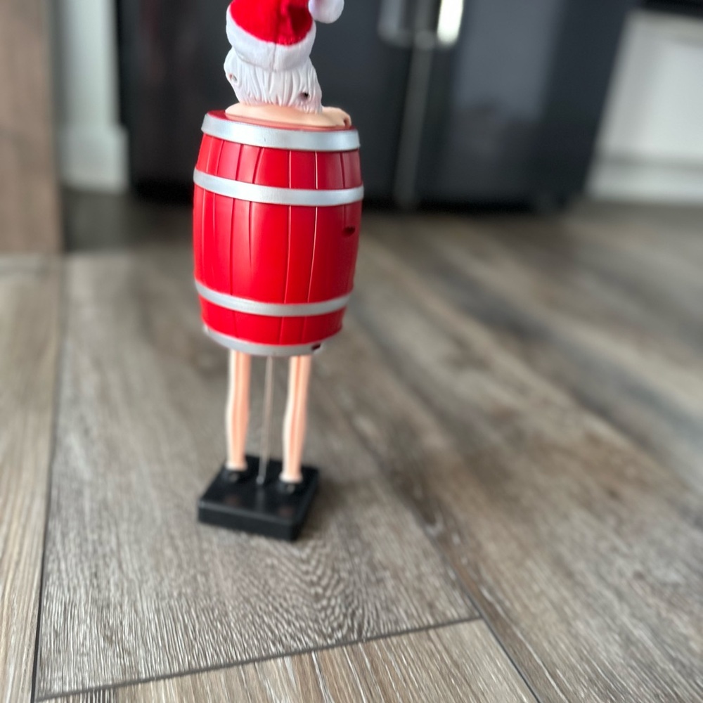 Santa Claus in Wooden Barrel Cigarette Dispenser 🎅 - Picture 5 of 15